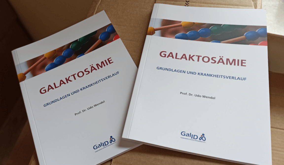 Mehrere Informationshefte zur Galaktosämie auf einem Tisch