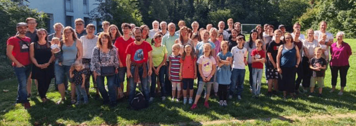 Gruppe von Menschen steht gemeinsam im Freien