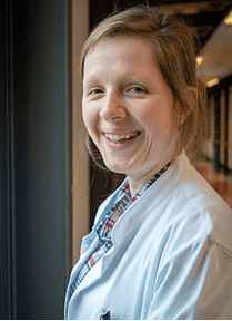 Porträt einer Frau vor neutralem Hintergrund (Maren Pauli)